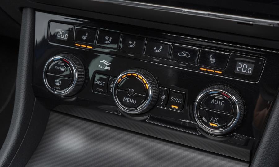Детали интерьера Skoda Superb Combi 4x4 SportLine 2019 года  (UK) (фото 8 из 34)